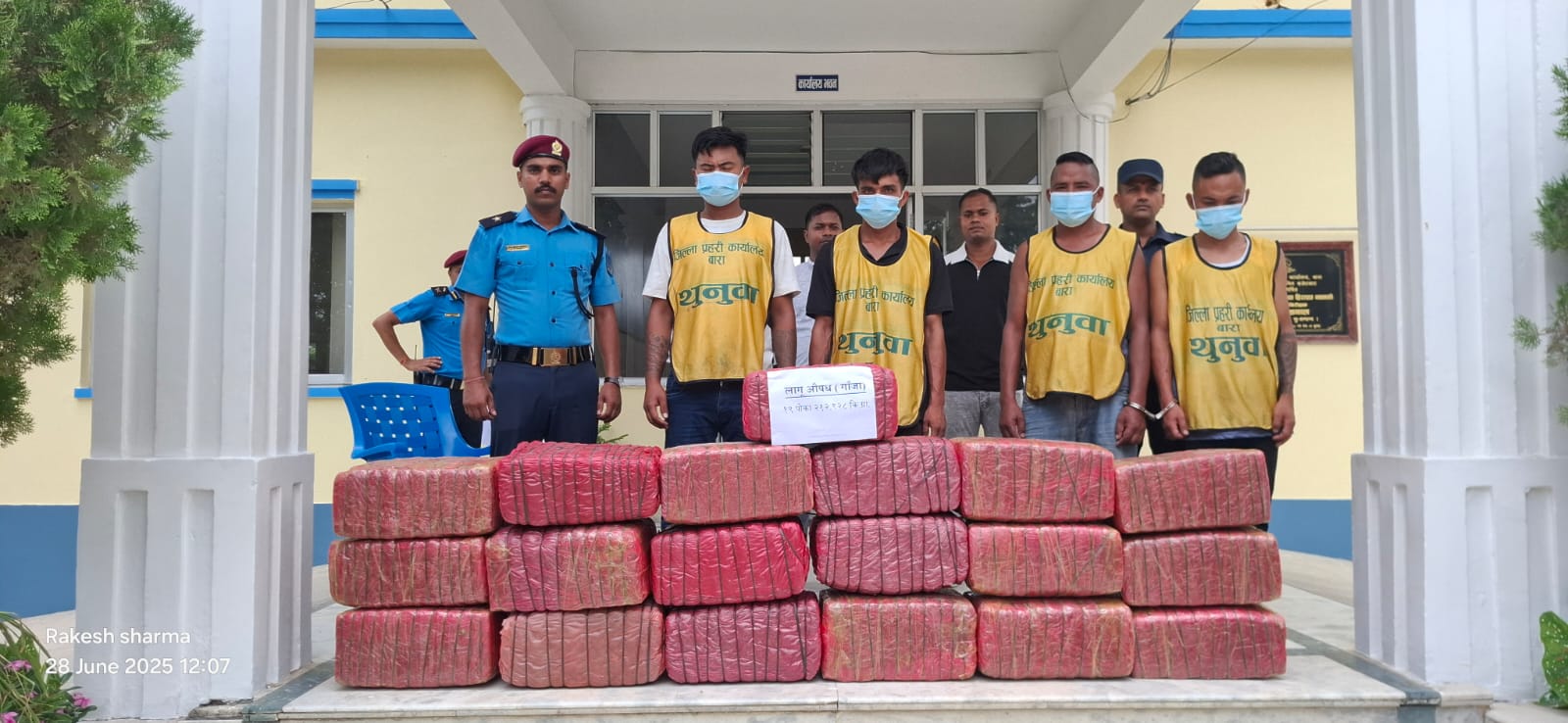 २१२ किलो गाँजा बोकेको पिकअप सहित ४ जना पक्राउ