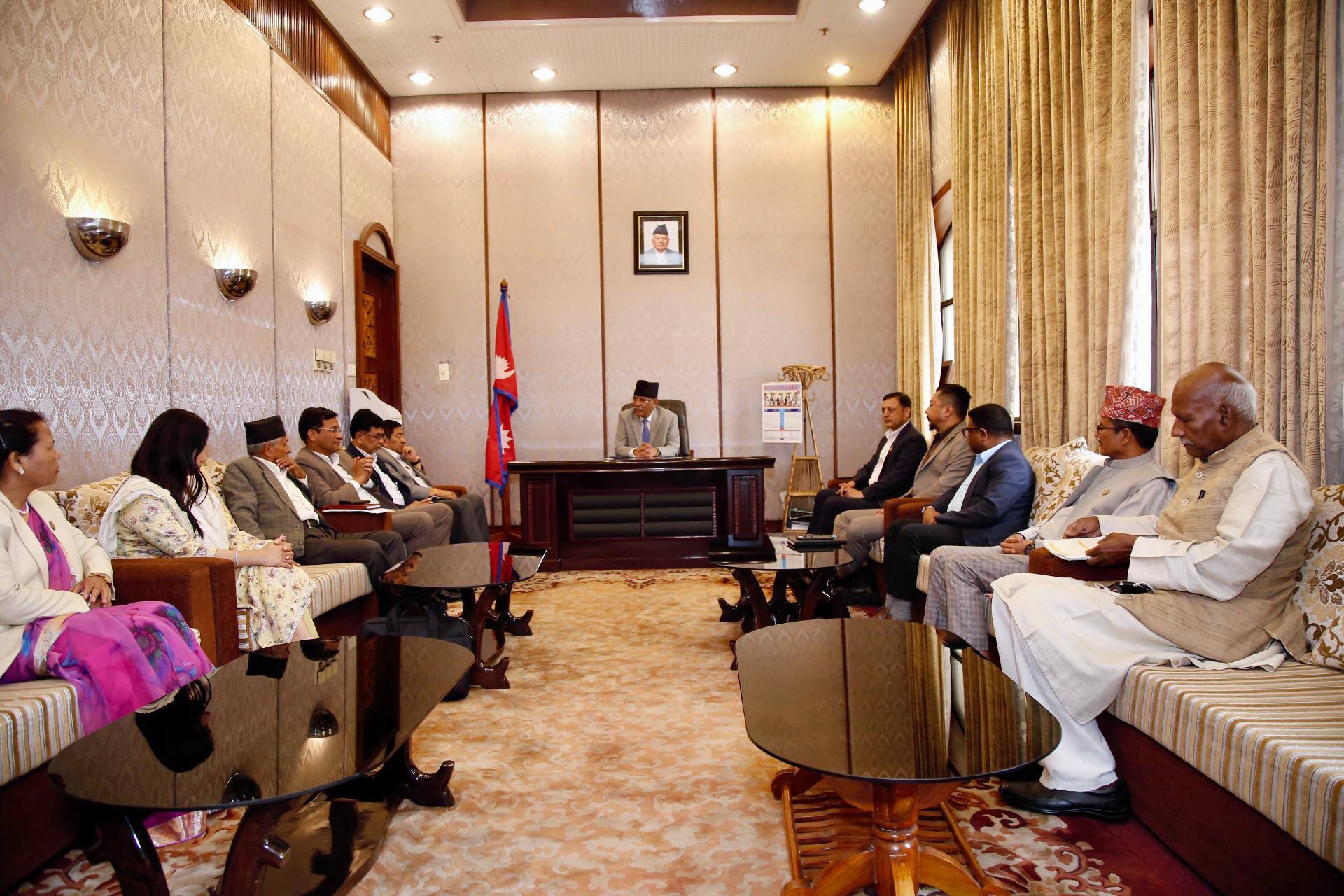 प्रतिनिधिसभाको बैठक अझै शुरु भएन, विपक्षी दलहरुसँग छलफलमा प्रचण्ड