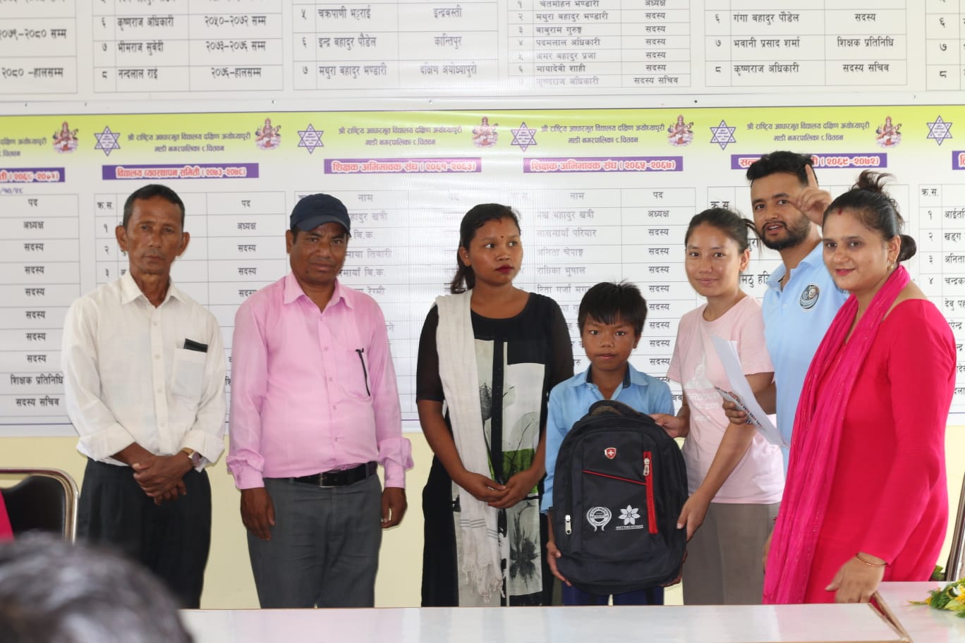 माडी अयोध्यापुरीका विद्यार्थी निरज प्रजालाई छात्रवृत्ति प्रदान
