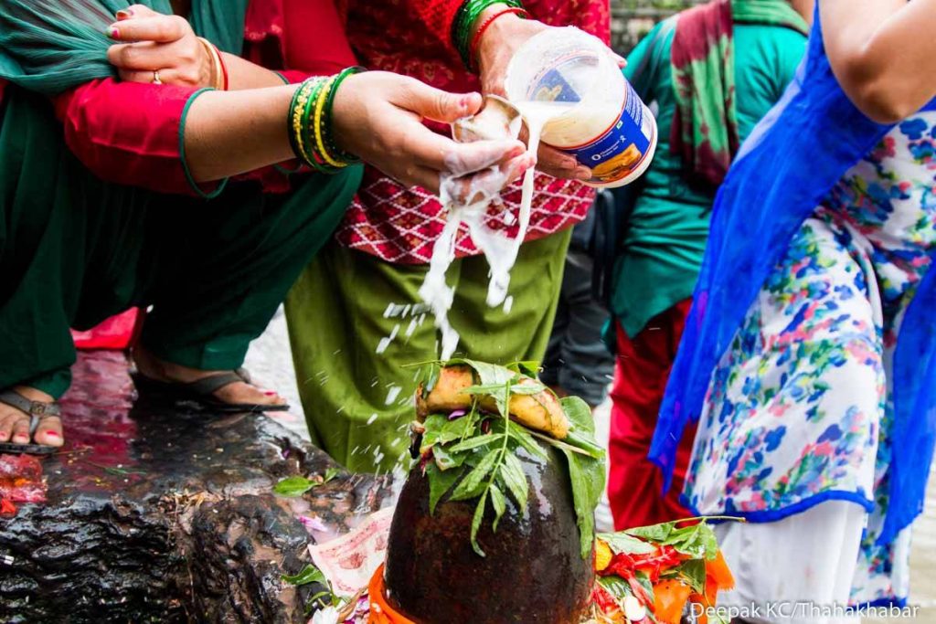 आज साउन महिनाको पहिलो सोमबार, शिवालयमा श्रद्धालुको घुइँचो
