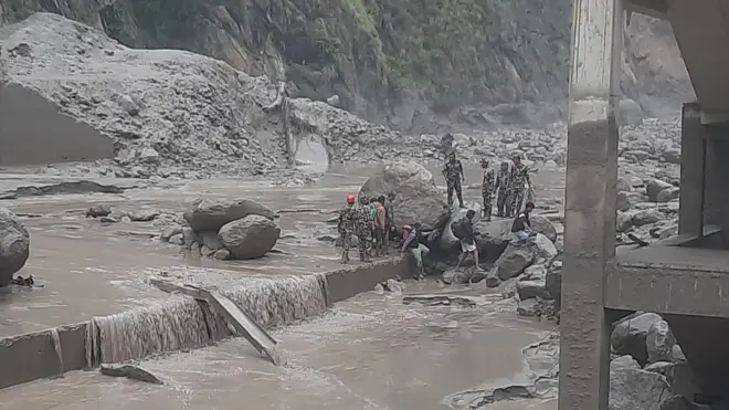 रसुवा बाढीमा बगेका प्रहरी सहायक निरीक्षक श्रेष्ठको शव चितवनमा फेला
