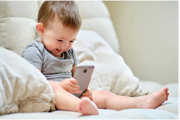 बालबालिकाकाे मोबाइल लत छुटाउने यी हुन् ५ टिप्स्