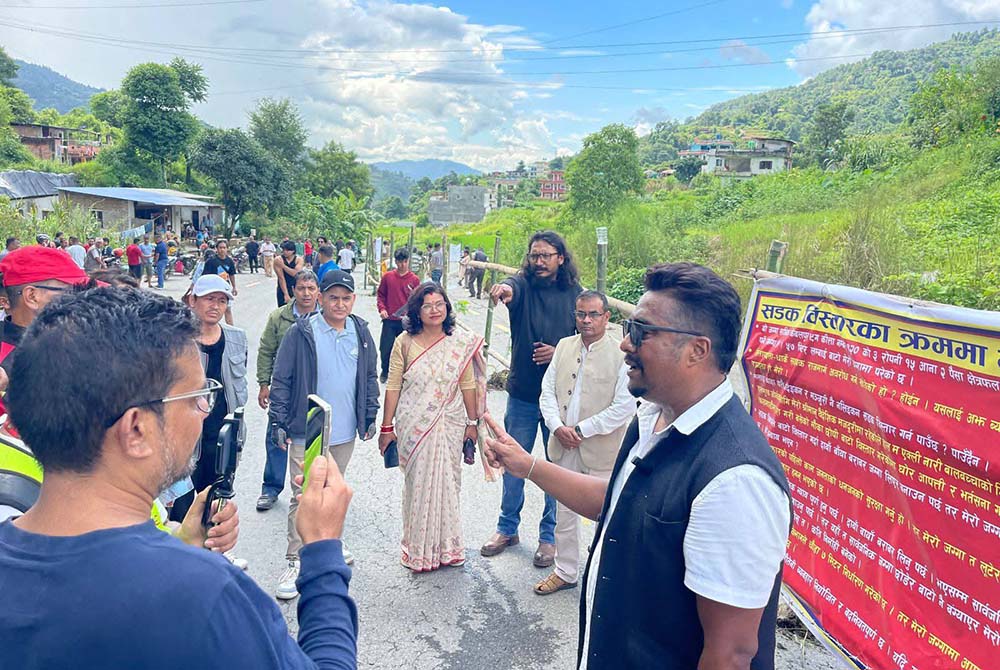 धादिङको धार्केको पिच सडकमा लगाइयो तारबार