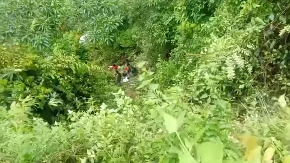 हलेसीबाट तिर्थालु बोकेर फर्किँदै गरेको विङ्गर दुर्घटनाग्रस्त