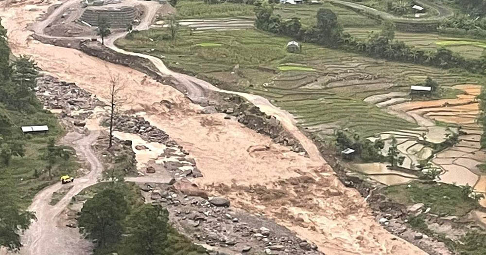 हेवाखोलाको बाढीले डाइभर्सनमा क्षति, मेची राजमार्ग अवरुद्ध