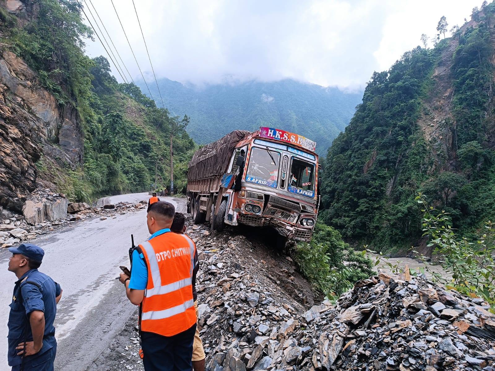 नारायणढ–मुग्लिन सडकमा माथिबाट ढुंगा खस्दा ट्रकमा सवार दुई जना घाइते