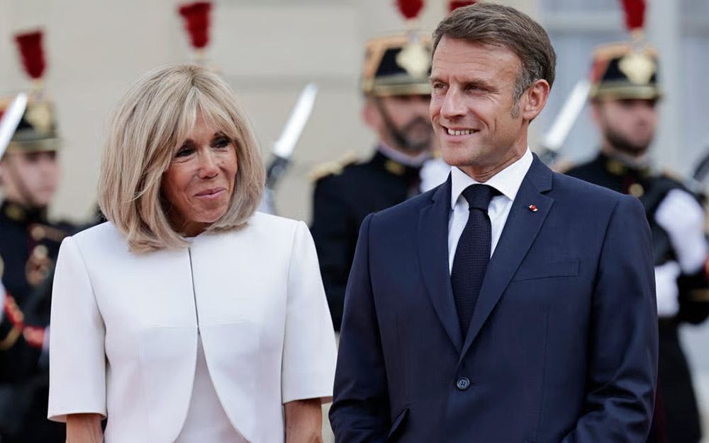 म्याक्रोनकी श्रीमती ब्रिगिटले अदालतमा आफू महिला भएको प्रमाण पेश गर्ने