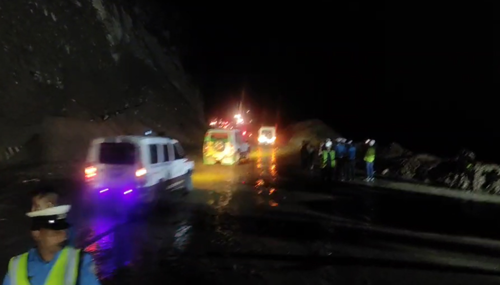 मुग्लिन नारायणगढ सडक करिब ५४ घण्टापछि दुइतर्फी खुल्यो