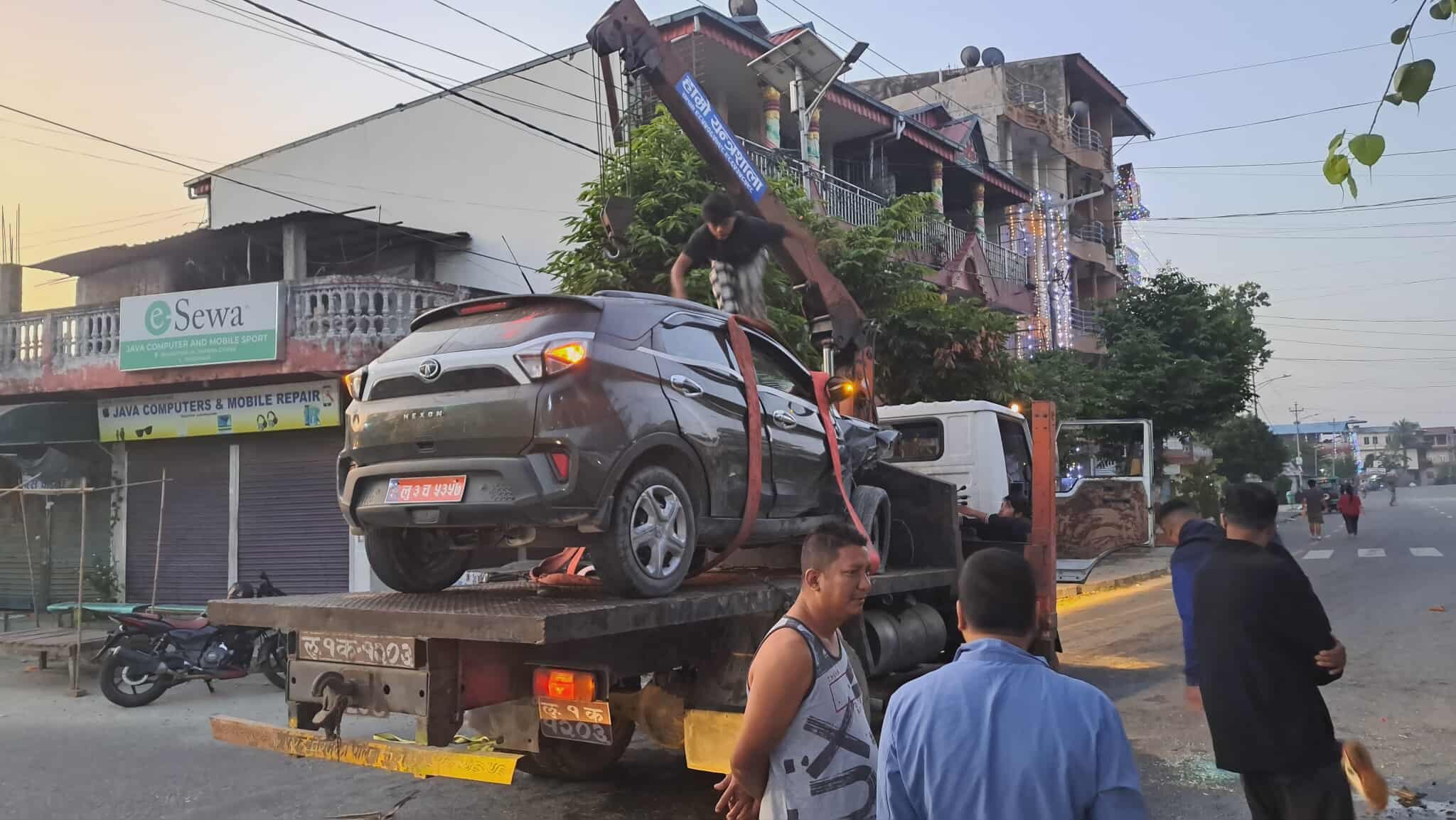 भरतपुरको धर्मचोकमा कार अनियन्त्रित भई डिभाइडरमा ठोक्किदा तीन जना घाइते