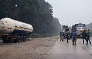 ग्याँस बुलेट पल्टिएर अवरुद्ध भएको पूर्व-पश्चिम राजमार्ग २४ घण्टापछि सुचारु