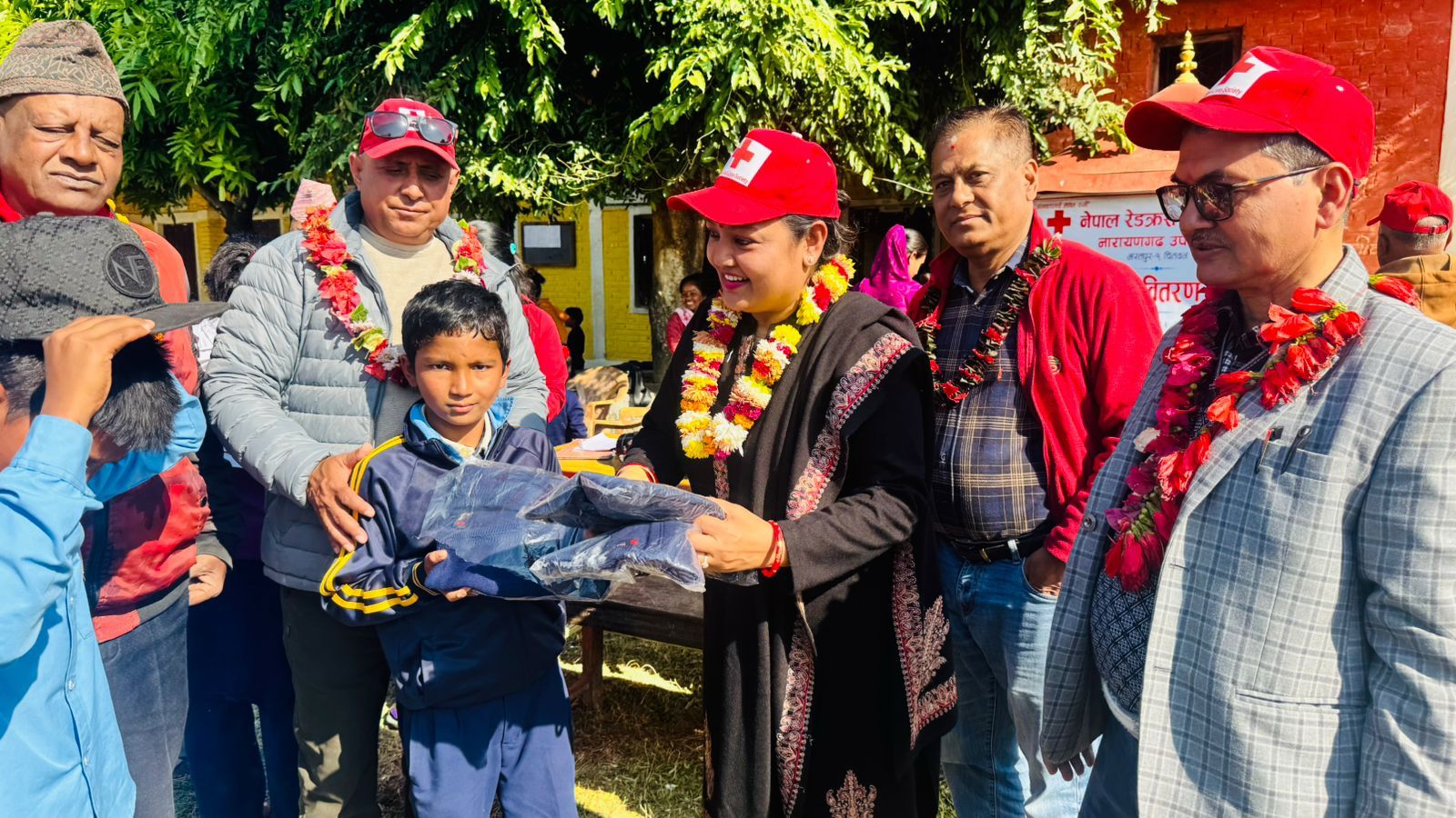 रेडक्रसबाट ८५ जना विद्यार्थीलाई न्यानो कपडा