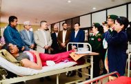रामेछाप दुर्घटनाका घाइतेसँग गृहमन्त्री अर्यालको भेट, उपचारमा कमी नहुने प्रतिबद्धता