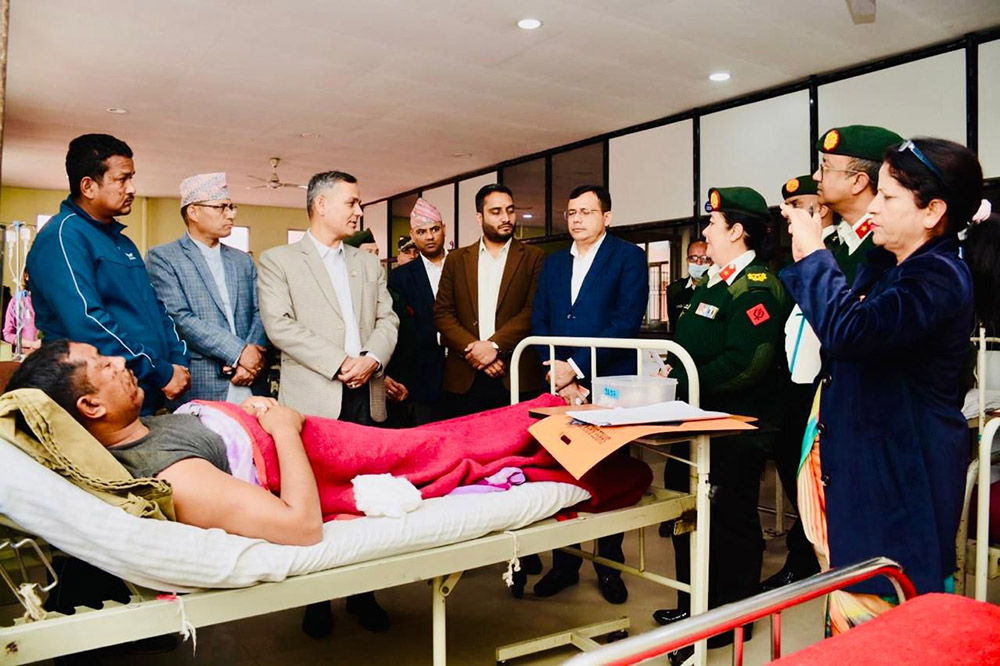 रामेछाप दुर्घटनाका घाइतेसँग गृहमन्त्री अर्यालको भेट, उपचारमा कमी नहुने प्रतिबद्धता