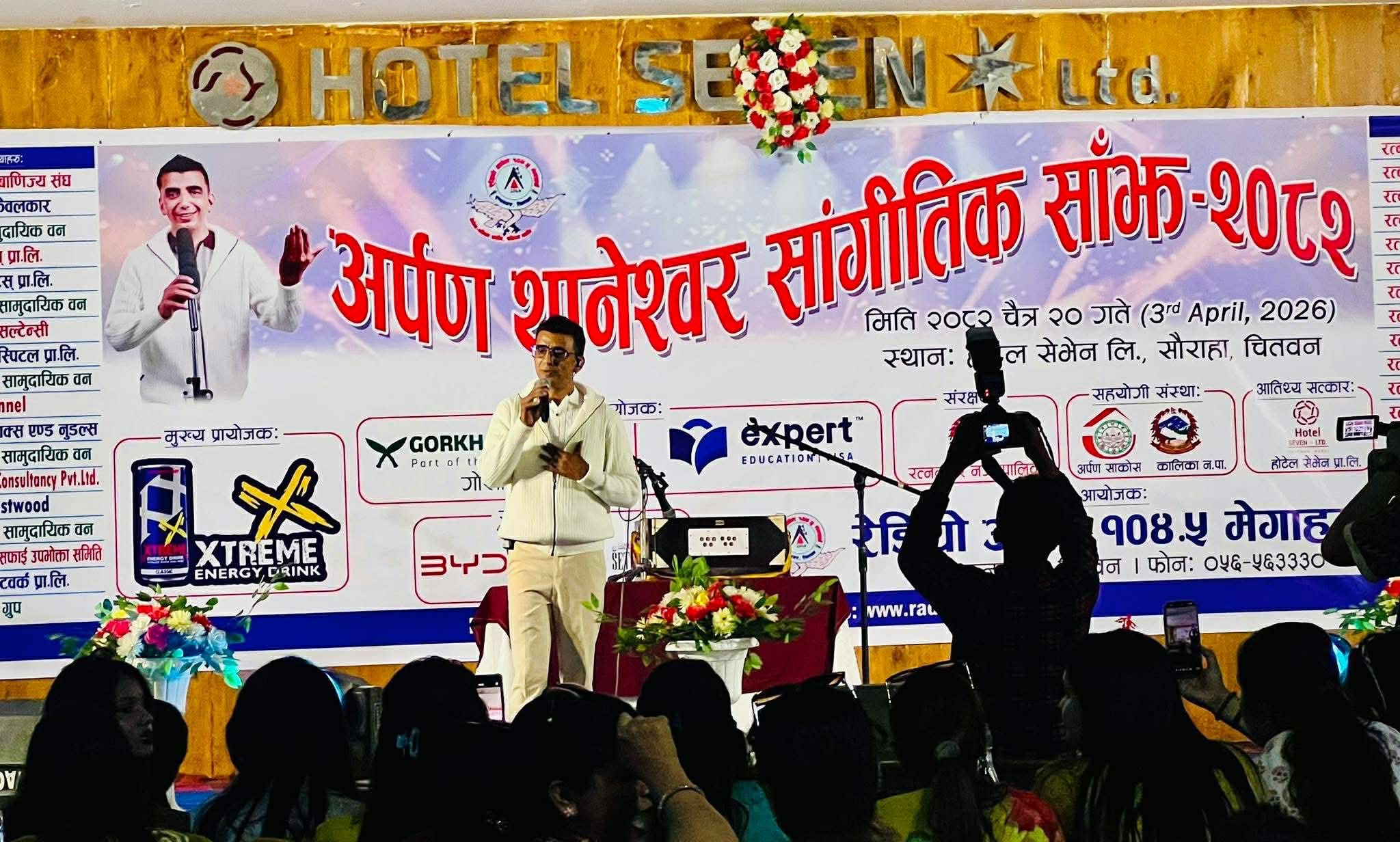 सौराहामा थानेश्वर गौतमको प्रस्तुतीले जमायो अर्पण थानेश्वर सांगीतिक साँझ–२०८२