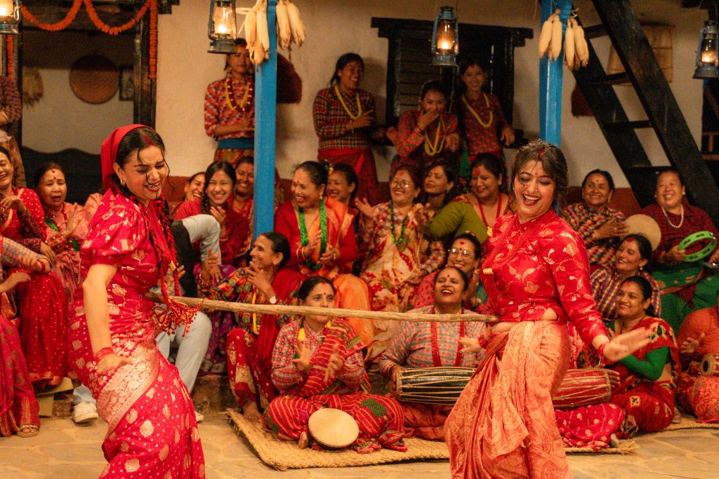 पार्वतीको रत्यौली गीत ‘नौतुनाको रेलैमा’नीता र दीपाको छमछमी (भिडियाेसहित)